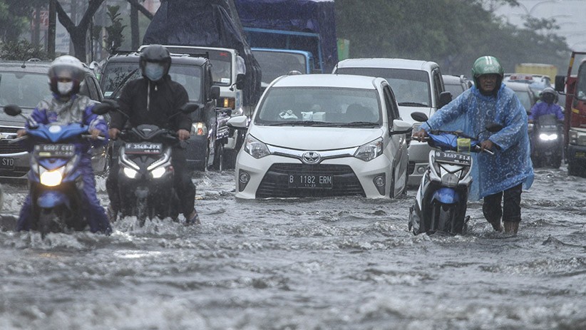 Drainase Buruk, Jalan Margonda Raya Depok Terendam Air hingga 60 Cm - Bagian 1