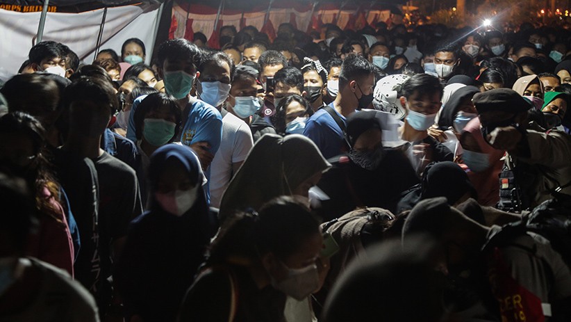 Ribuan Orang Berdesakan Daftar Vaksinasi Massal di Palangkaraya - Bagian 3