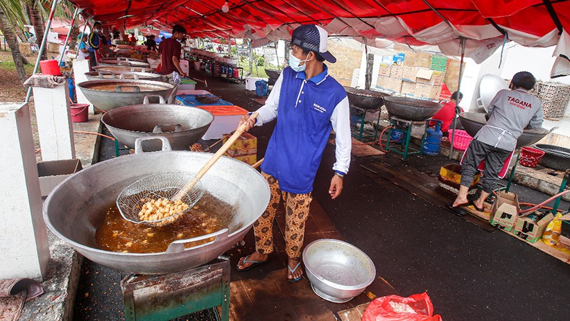 Dapur Umum Kemensos Siapkan 16.000 Nasi Kotak untuk Warga Isoman dan Nakes - Bagian 2