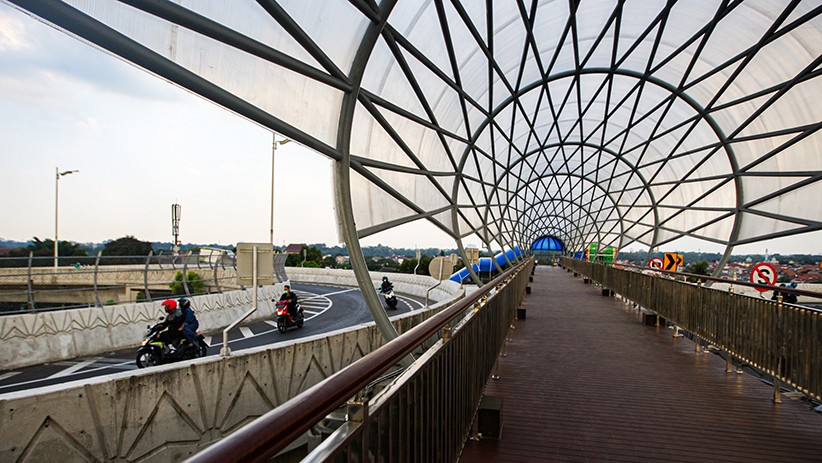 Penampakan JPO Tapal Kuda Dilengkapi Lift dan Arsitektur yang Instagramable - Bagian 1