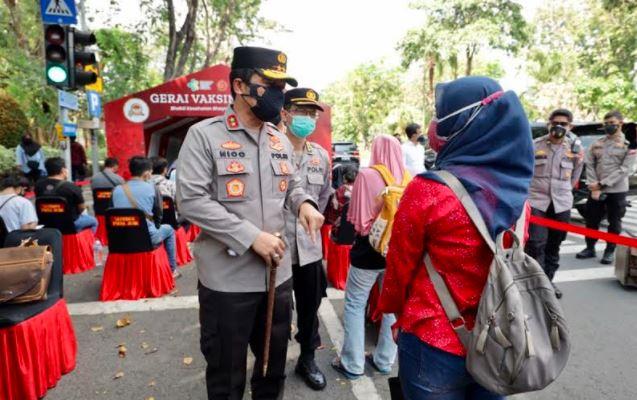 Pantau Vaksinasi di Taman Bungkul, Kapolda Jatim Minta Warga Tetap Jaga Prokes 5M