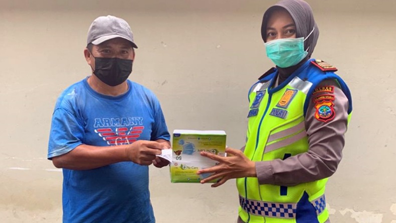 title Aksi Simpatik ke Masyarakat, Satlantas Polres Minahasa Berikan Masker dan Vitamin Aksi Simpatik ke Masyarakat, Satlantas Polres Minahasa Berikan Masker dan Vitamin