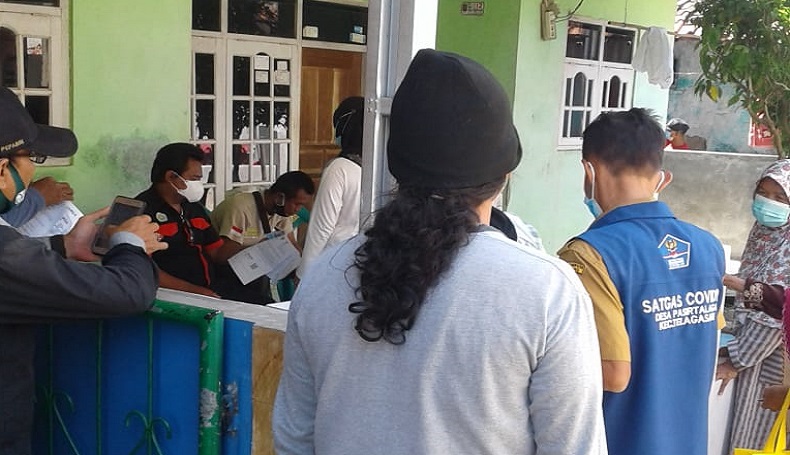 title Warga Pasirtalaga Karawang Tuding Dana BST Disunat Aparat Desa Warga Pasirtalaga Karawang Tuding Dana BST Disunat Aparat Desa