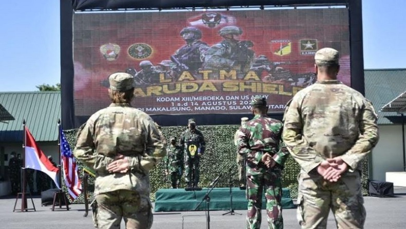 Pangdam Merdeka dan Atase Pertahanan AS Pimpin Upacara Latma Garuda Shield di Bitung