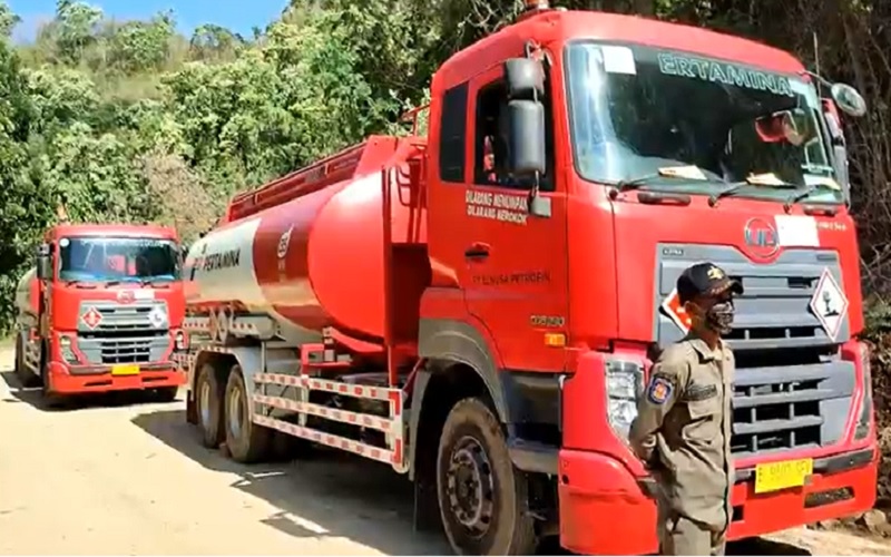 Jalan Trans Flores Tertutup Longsor, Dua Truk BBM Tak Bisa Melintas 