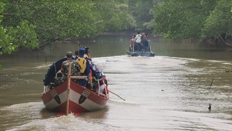 Kapolres Tanjab Barat Luncurkan Kapal Apung Merah Putih untuk Vaksinasi Keliling
