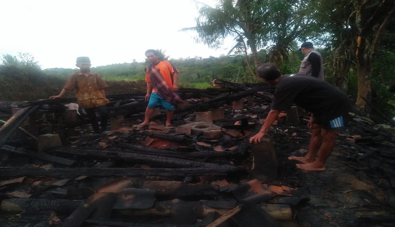 Diduga Korsleting Listrik, Rumah Semi Permanen di Sukabumi Ludes Terbakar