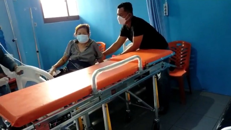 Aksi Heroik Kepala Desa Bertato di Tana Toraja Gendong Ibu Penderita Tumor