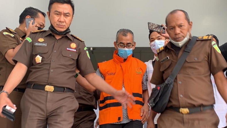 Usai Diperiksa terkait Dugaan Korupsi Rp5,8 Miliar, Mantan Bupati Kuansing Ditahan