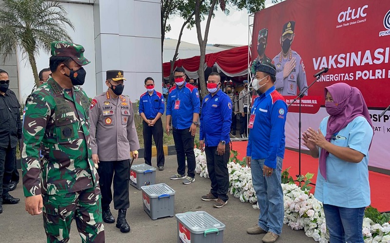 Tinjau Sebuan Vaksinasi bagi Buruh Pabrik di Sumedang Jabar, Panglima TNI: Terima Kasih Nakes