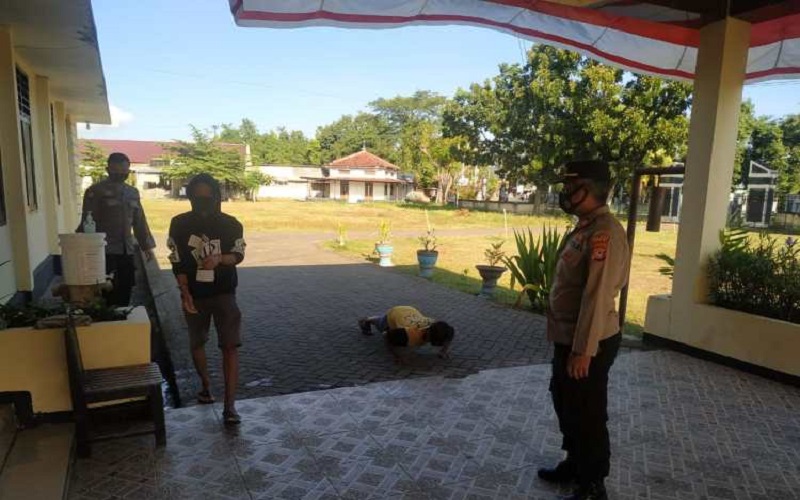 title Bikin Kapolsek Geleng Kepala, Warga Ini Masuk Kantor Polisi Tanpa Masker Bikin Kapolsek Geleng Kepala, Warga Ini Masuk Kantor Polisi Tanpa Masker