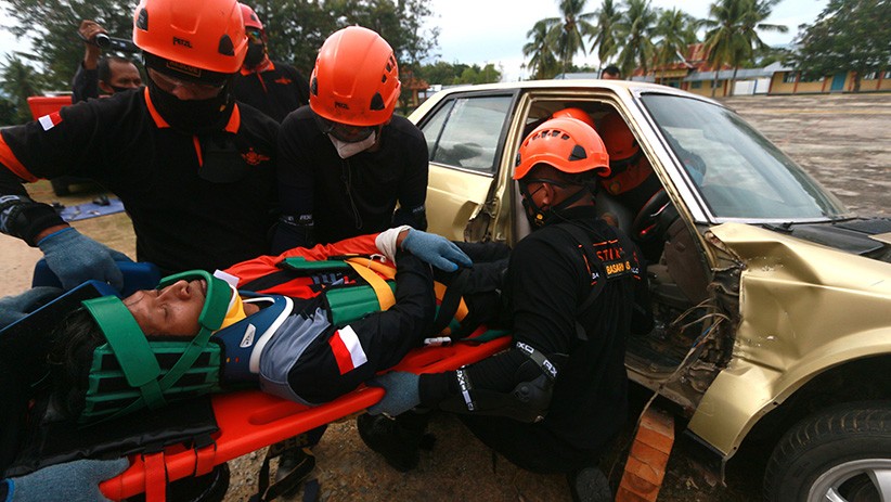 Basarnas Selamatkan Korban Kecelakaan Mobil - Bagian 1