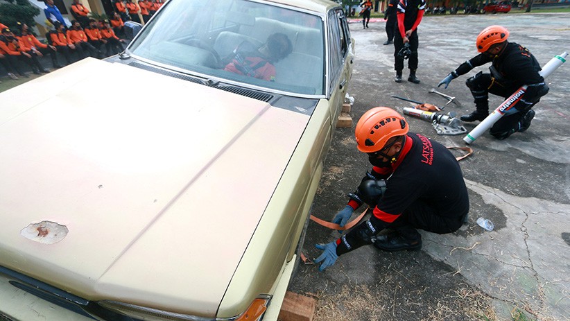 Basarnas Selamatkan Korban Kecelakaan Mobil - Bagian 2