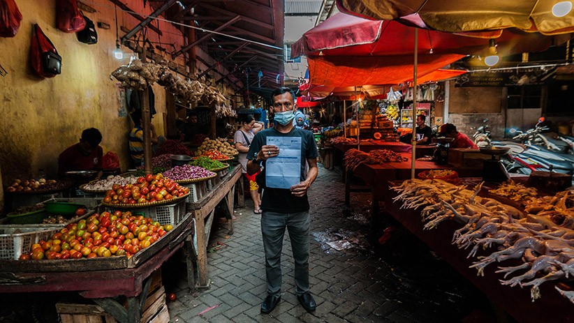 Potret Pedagang Pasar Tradisional Tunjukkan Sertifikat Vaksinasi - Bagian 3