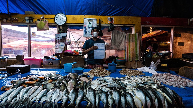 Potret Pedagang Pasar Tradisional Tunjukkan Sertifikat Vaksinasi - Bagian 2