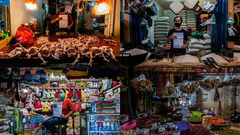 Potret Pedagang Pasar Tradisional Tunjukkan Sertifikat Vaksinasi - Bagian 1