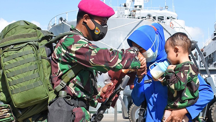 Momen Haru Prajurit Marinir Berpisah dengan Keluarga untuk Bertugas ke Ambalat - Bagian 2