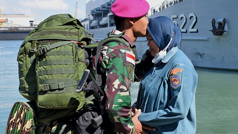 Momen Haru Prajurit Marinir Berpisah dengan Keluarga untuk Bertugas ke Ambalat - Bagian 1