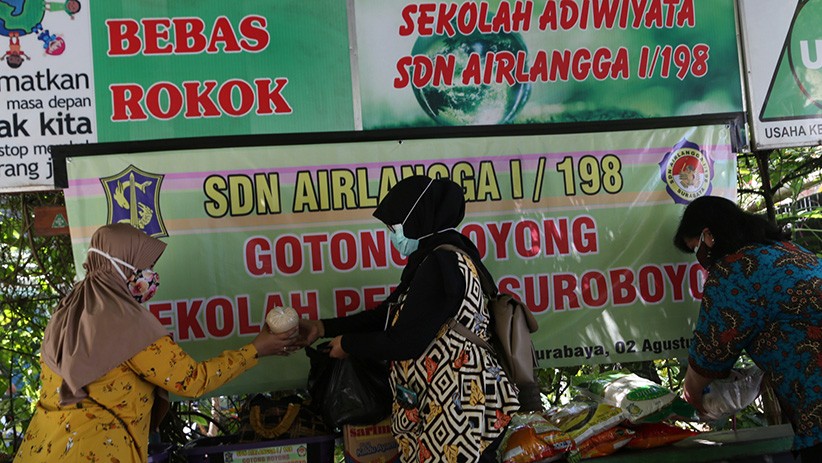 Siswa SD di Surabaya Gotong Royong Kumpulkan Bantuan untuk Penanganan Pandemi - Bagian 4