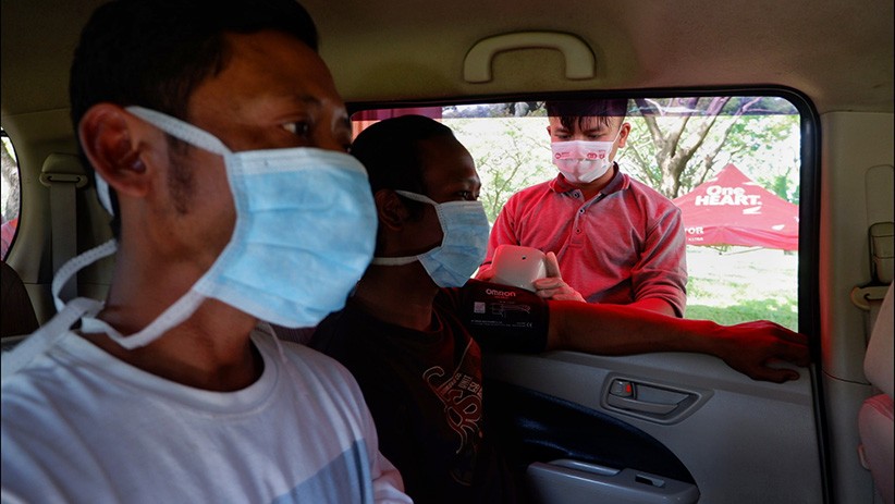 Pengunjung Disuntik Vaksin Covid-19 sebelum Masuk Pantai Akkarena Makassar - Bagian 4
