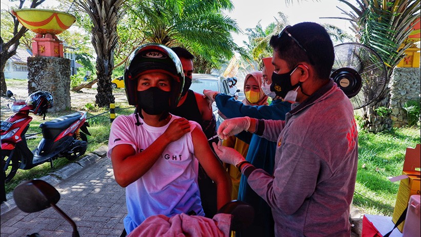 Pengunjung Disuntik Vaksin Covid-19 sebelum Masuk Pantai Akkarena Makassar - Bagian 2