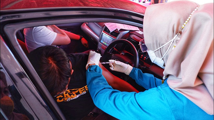 Pengunjung Disuntik Vaksin Covid-19 sebelum Masuk Pantai Akkarena Makassar - Bagian 3