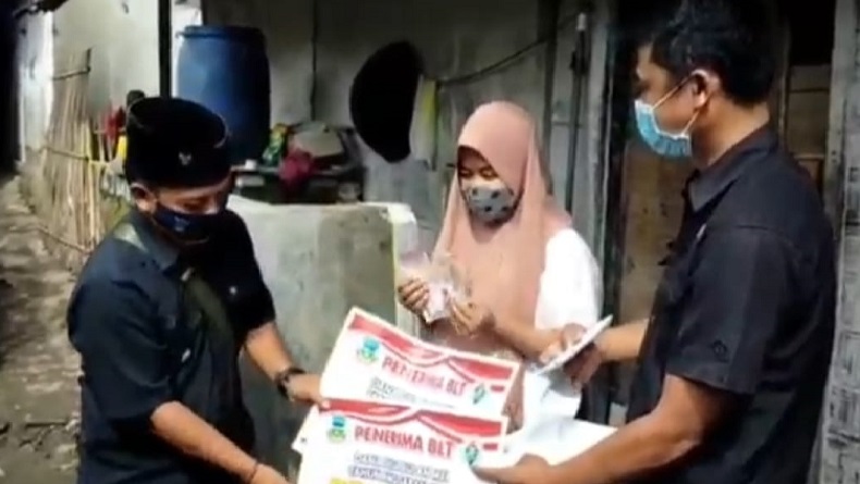 102 Warga Sukasenang Garut Gembira Dapat BST Dana Desa yang Dibagikan Door to Door