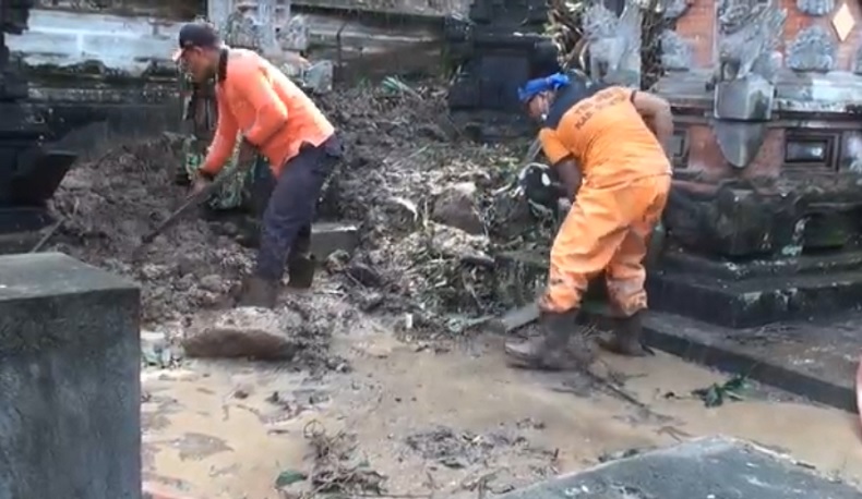 Hujan Deras di Gianyar, Tebing 5 Meter Longsor Timpa Tempat Ibadah