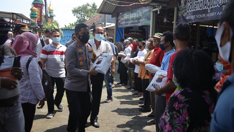 Gandeng Mahasiswa, Polres Klaten Bagikan Ratusan Paket Beras ke Pedagang Klitikan 