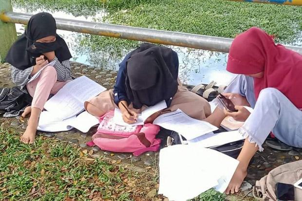  Siswa Bengkulu Terpaksa Belajar di Tepi Sungai untuk Dapatkan Sinyal Internet