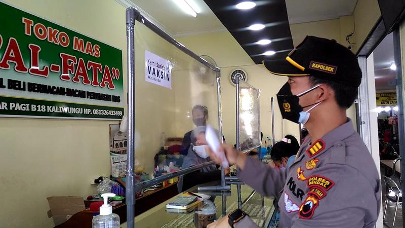 Polisi Tempeli Stiker di Lapak Pedagang Pasar Pagi Kaliwungu Kendal, Ada Apa?