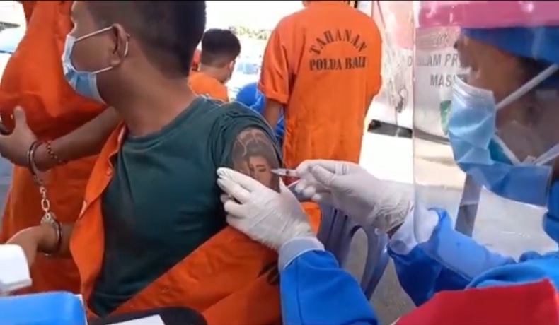 Tangan Tetap Diborgol, Puluhan Tahanan Polda Bali Disuntik Vaksin Covid