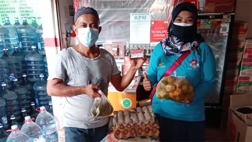 Potret Warga Cairkan Bantuan Sosial Non-tunai Melalui Agen46 - Bagian 2