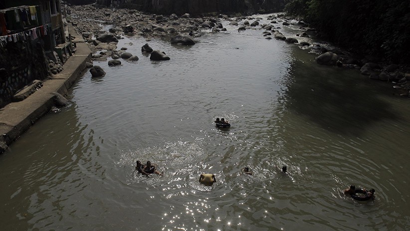 Anak-Anak Nekat Berenang di Sungai Ciliwung karena Kurang Ruang Bermain - Bagian 2