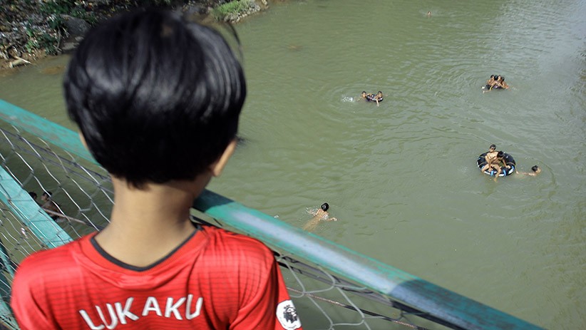 Anak-Anak Nekat Berenang di Sungai Ciliwung karena Kurang Ruang Bermain - Bagian 1