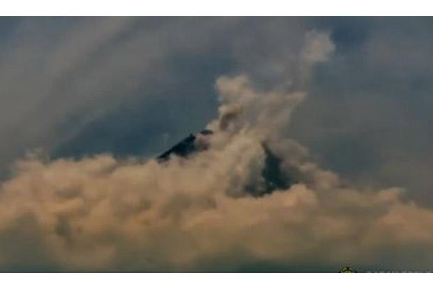  Hujan Abu Tipis Guyur Lereng Merapi