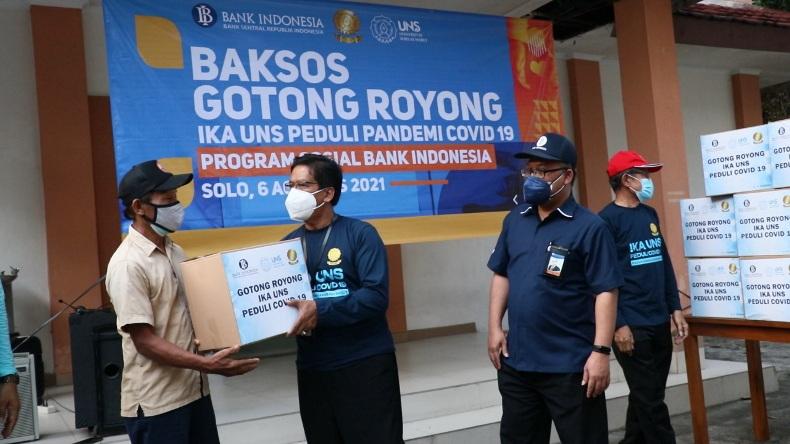 title IKA UNS dan BI Solo Bagikan 500 Paket Sembako untuk Warga Terdampak Pandemi IKA UNS dan BI Solo Bagikan 500 Paket Sembako untuk Warga Terdampak Pandemi