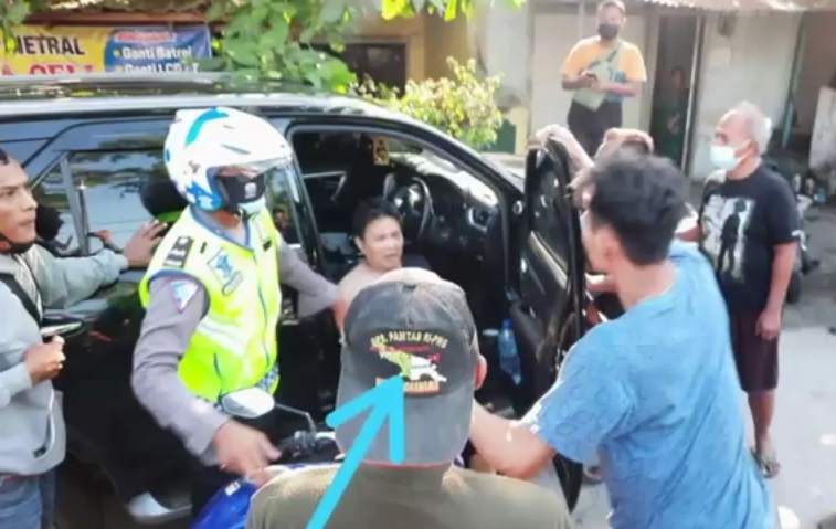title Pengusaha Ini Berhasil Lolos setelah Diculik dan Disekap Kawanan Perampok dalam Mobil Pengusaha Ini Berhasil Lolos setelah Diculik dan Disekap Kawanan Perampok dalam Mobil