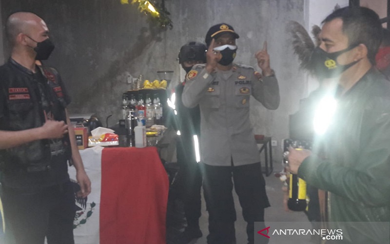 Kelompok Bermotor asal Bandung Nongkrong di Kafe Garut Dibubarkan, Petugas Sita Miras