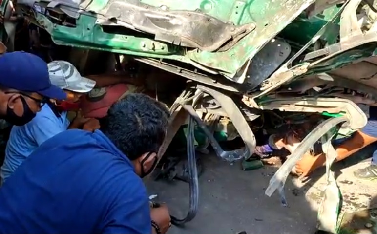 Truk Kontainer Terbalik usai Tabrak Sedan di Gresik, Evakuasi Sopir Dramatis 