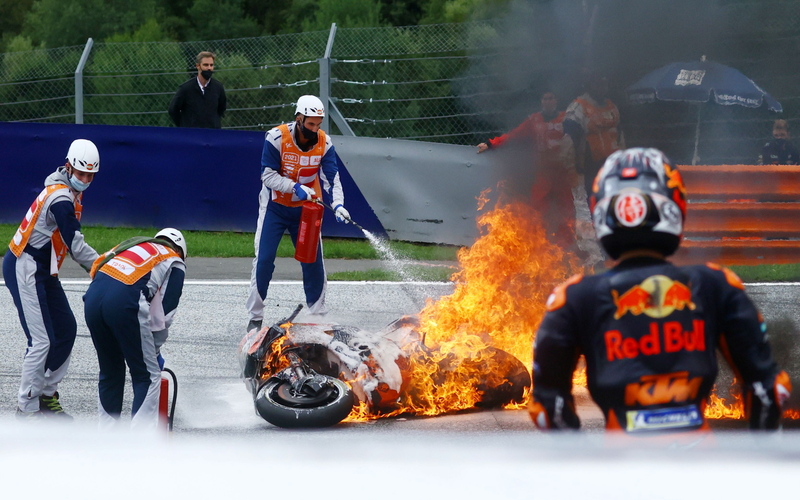 Dani Pedrosa dan Lorenzo Savadori Jatuh di MotoGP Styria, Motornya Terbakar