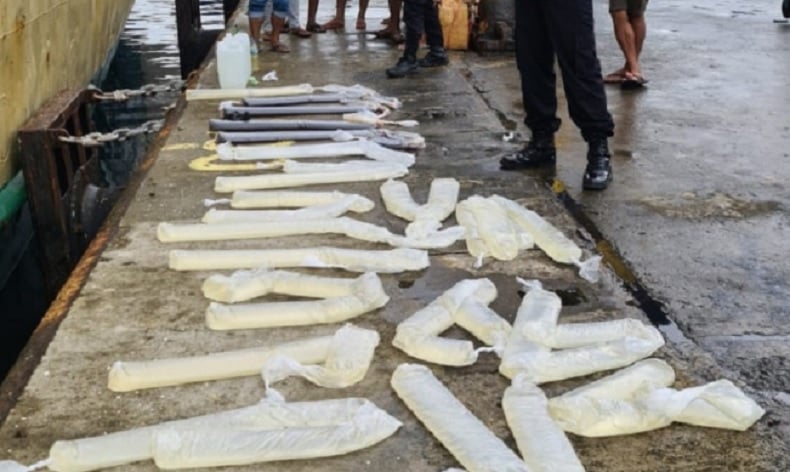 260 Liter Miras Sopi Dimusnahkan di Pelabuhan Ambon, Pemiliknya Menghilang