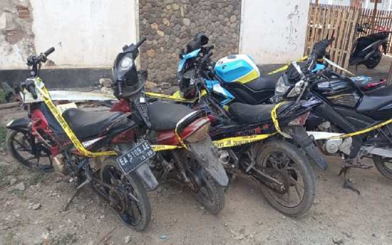 Kabur Digerebek Polisi, Pelaku Judi Sabung Ayam Tinggalkan 6 Motor di Lokasi