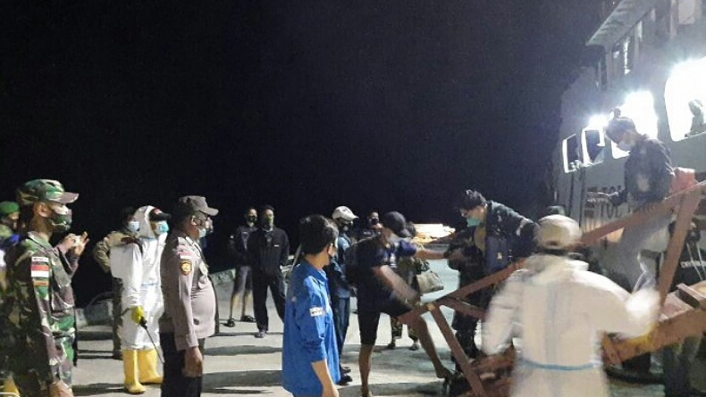Cegah Penyebaran Covid-19, Satgas di Pulau Miangas Periksa Penumpang Kapal