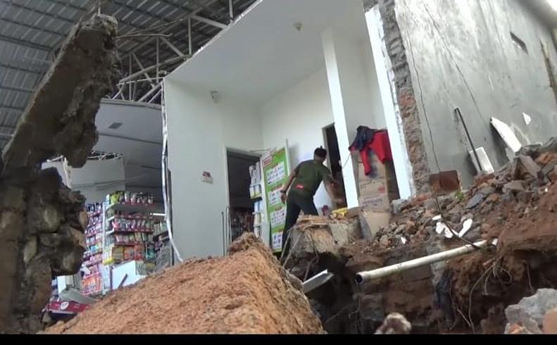 Tembok Minimarket di Salatiga Ambruk, Timbun Motor dan Seorang Anak Nyaris Tertimpa