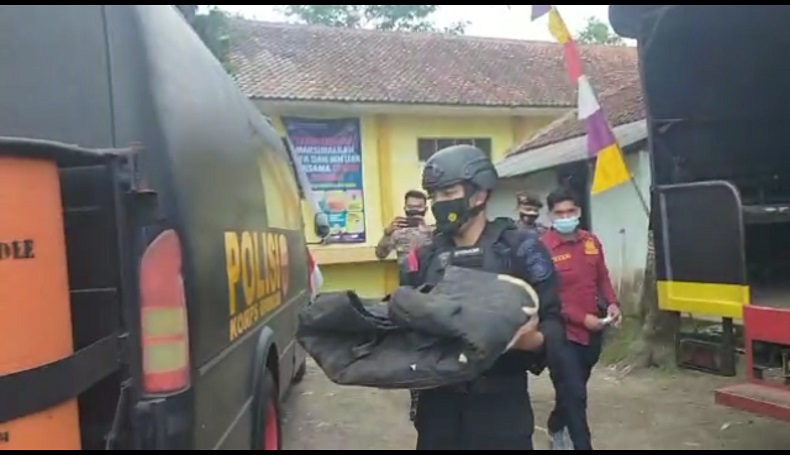 title Geger, Warga Sodonghilir Tasikmalaya Temukan 2 Mortir Berdaya Ledak Tinggi Geger, Warga Sodonghilir Tasikmalaya Temukan 2 Mortir Berdaya Ledak Tinggi