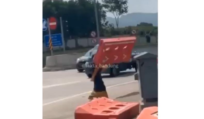 Viral Emak-Emak Bongkar Pembatas Jalan di Tol Soroja Bandung, Pelaku Ternyata ODGJ