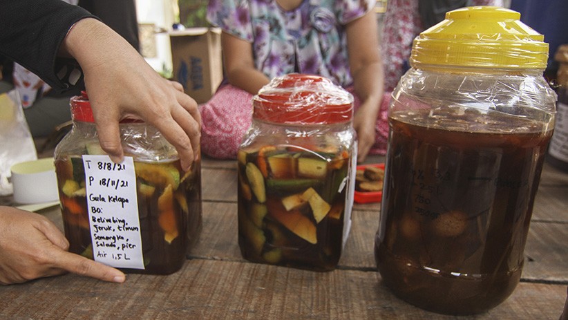 Ibu-Ibu Kota Depok Buat Cairan Eco Enzyme dari Limbah Kulit Buah  - Bagian 1