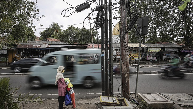 Kabel Semrawut Melintang di Trotoar Kawasan Palmerah - Bagian 2