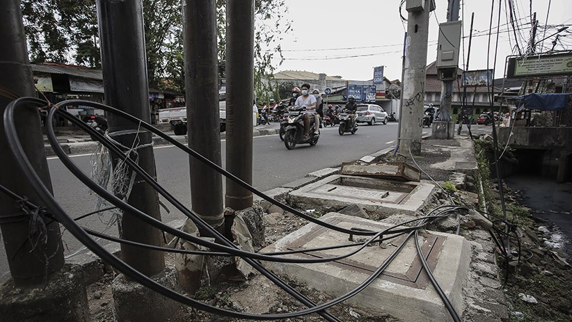 Kabel Semrawut Melintang di Trotoar Kawasan Palmerah - Bagian 1